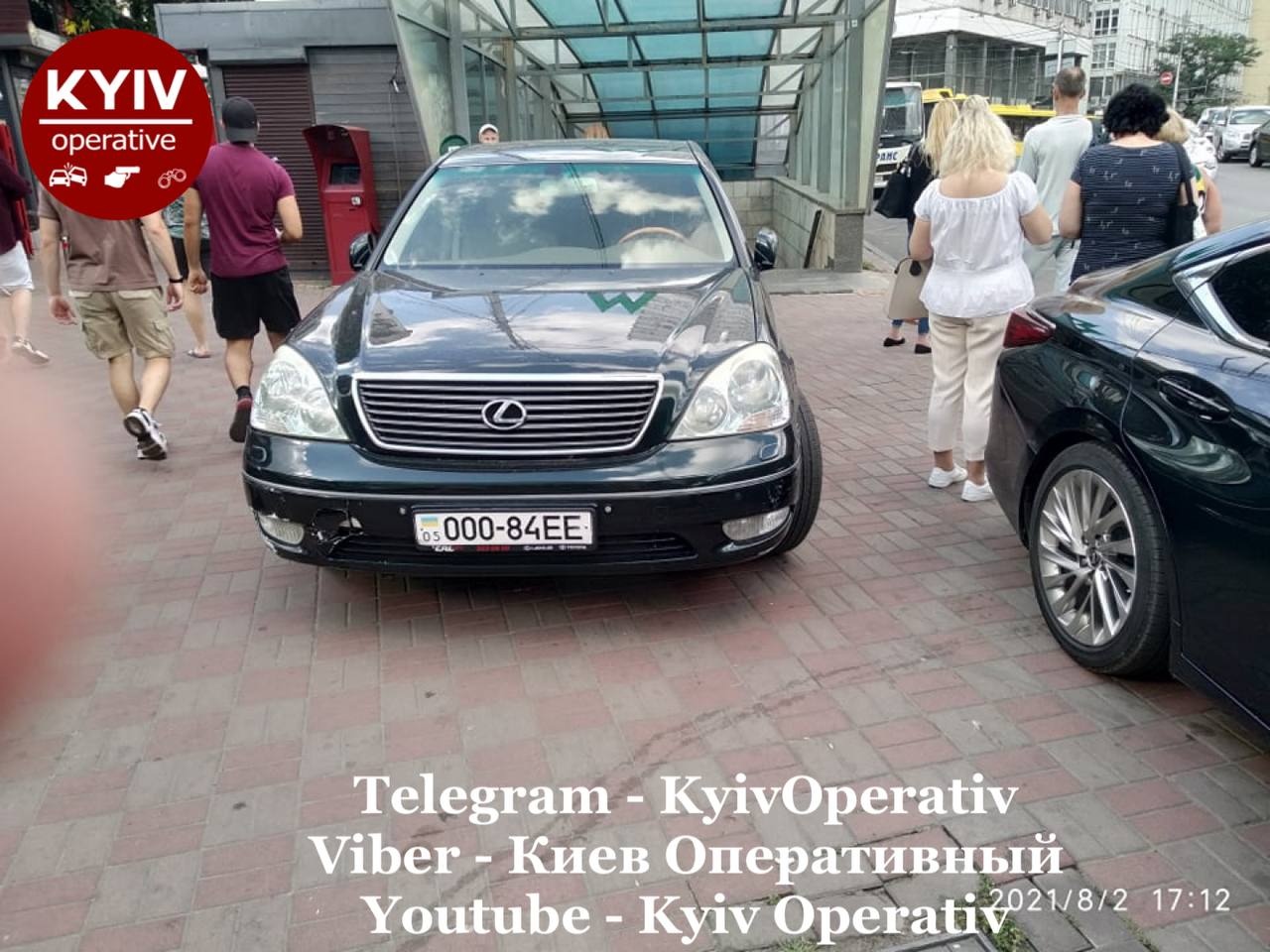 В Киеве "герой парковки" на Lexus "нестандартно" поставил авто у входа в метро