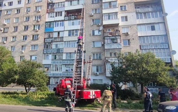 В Бердянске выпавшая с 9 этажа женщина зацепилась за подоконник