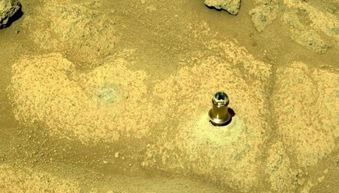 Торчащая из скалы на Марсе деталь удивила Сеть