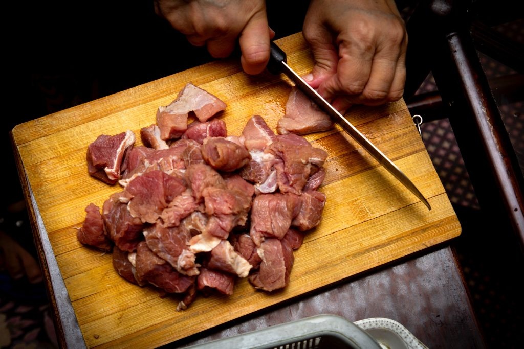 Ошибка при готовке мяса, делающая его менее сочным