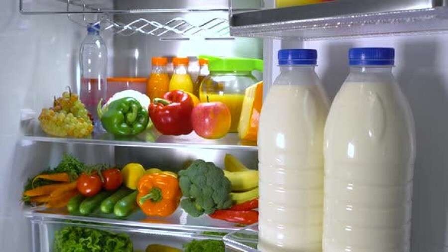 Эксперты объяснили, почему нельзя хранить молоко на дверце холодильника