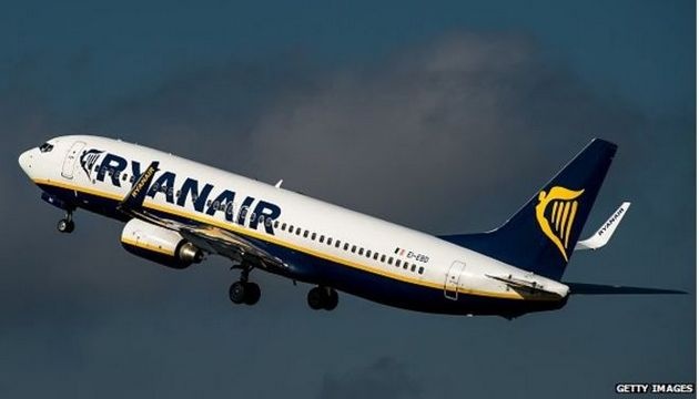 Показал всем средний палец: пилот Ryanair не пустил на самолет 30 пассажиров и улетел с багажом