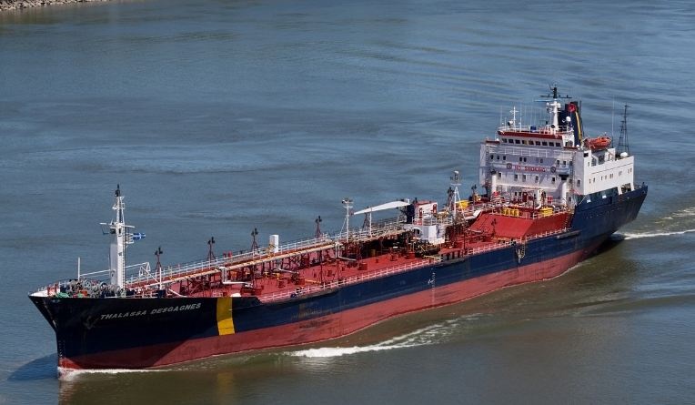 У берегов ОАЭ угнали танкер: сигнал бедствия подали еще четыре корабля