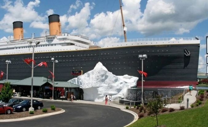 На посетителей "Титаника" рухнул айсберг, есть пострадавшие
