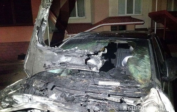 В Ровно неизвестные подожгли автомобиль местного депутата