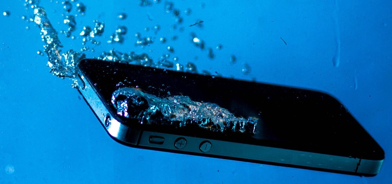 Как реанимировать смартфон после того, как он попал в воду