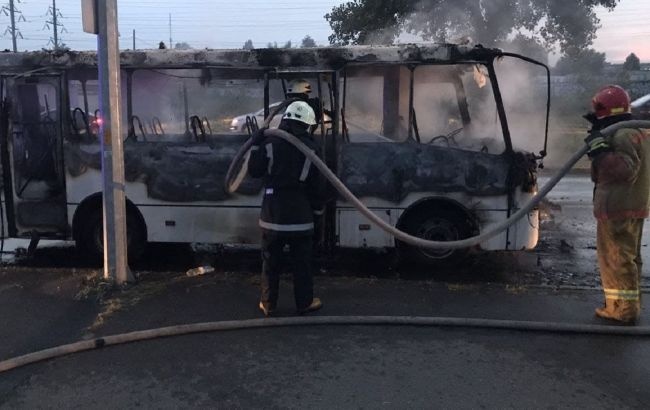 В Киеве дотла сгорела маршрутка, пострадал водитель