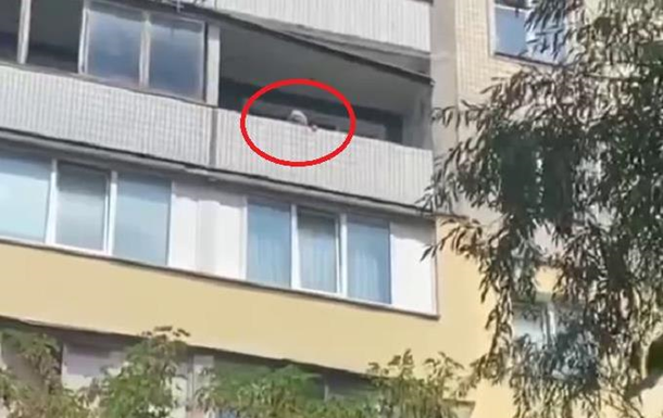 В Киеве пенсионерка швырнула из окна в детей утюг