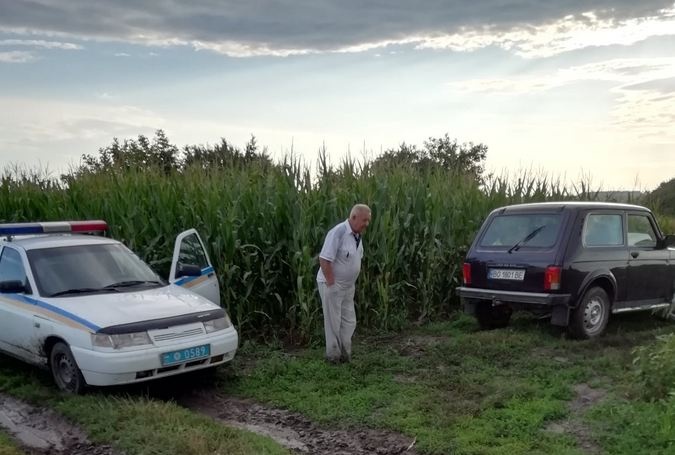 "Тырил лук": на чужом огороде поймали экс-мэра Чорткова