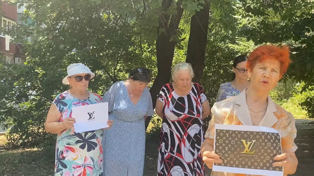Бабушки из "Отрядов Путина" ополчились на сумки Louis Vuitton