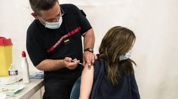 Французская молодежь специально заражает друг друга Covid-19, чтобы не вакцинироваться