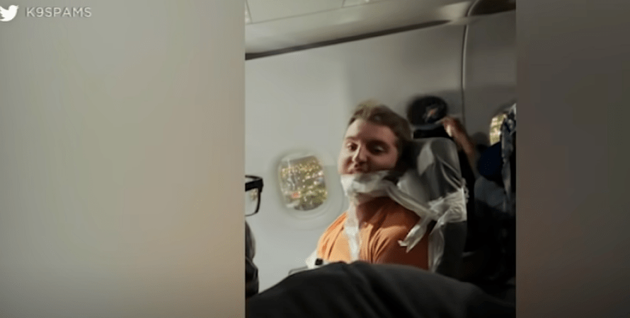 Пьяного пассажира самолета привязали к креслу и смеялись над мольбами о помощи