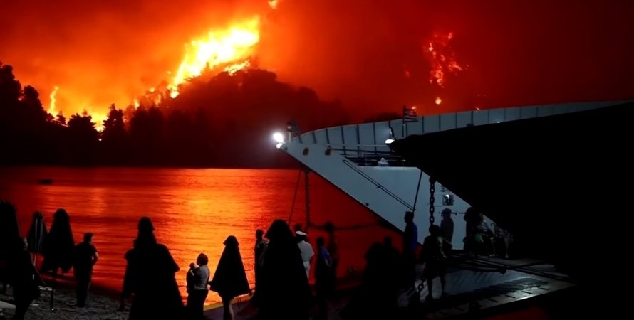 Греки сняли на видео, как лесные пожары уничтожают их город