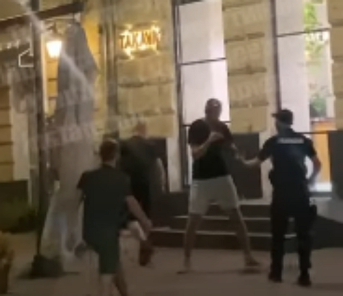 В центре Киева полицейские подрались с пьяной молодежью