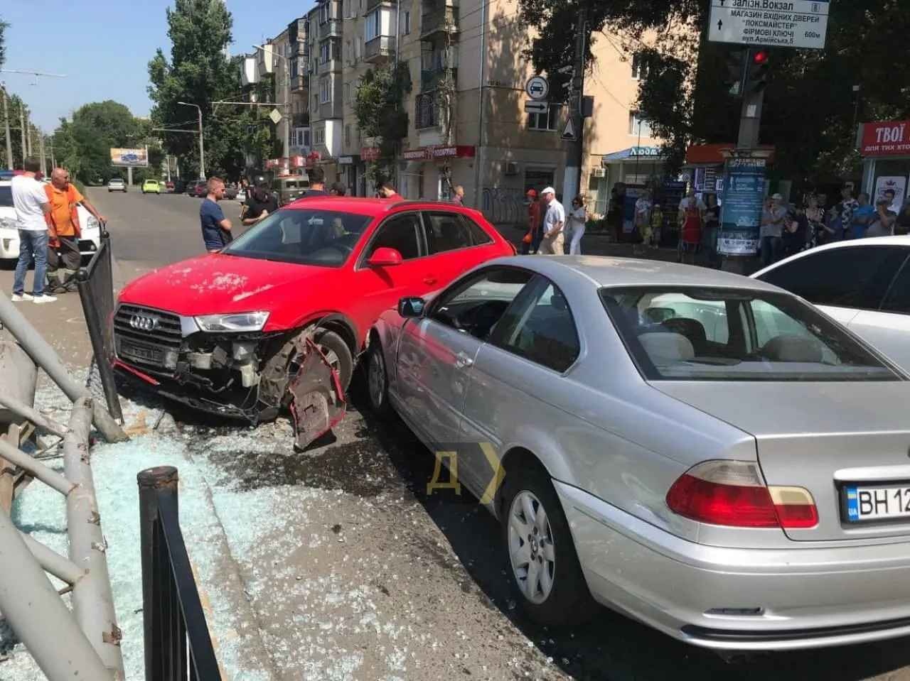 Масштабное ДТП в Одессе: автомобиль влетел в остановку