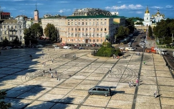 В Киеве уборка Софийской площади от следов дрифта будет длиться несколько дней