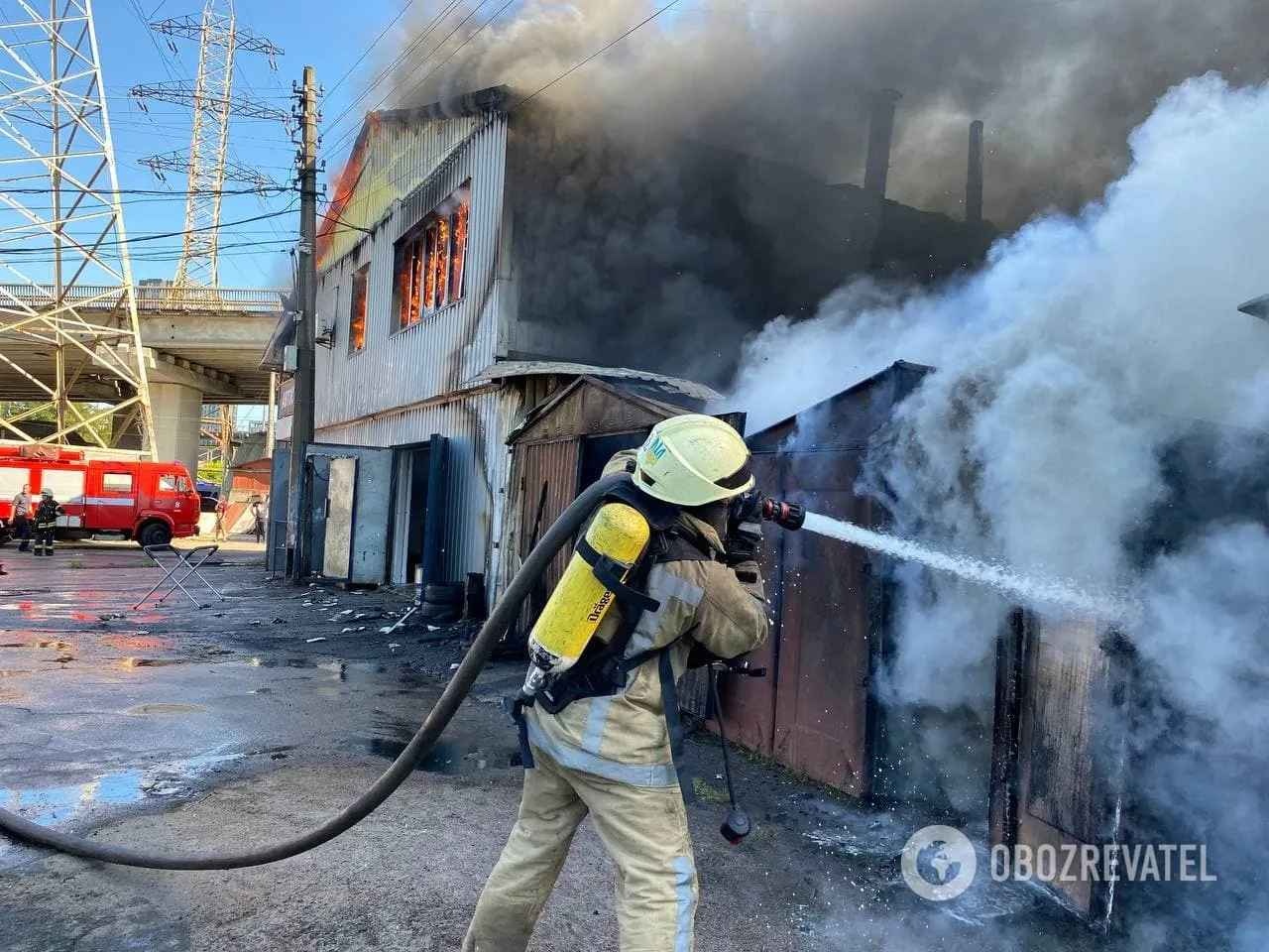 Пожар в Киеве: огонь быстро распространился