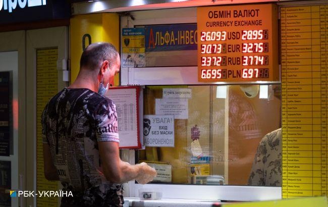 Спрос преобладает над предложением: украинцы спешат купить доллары