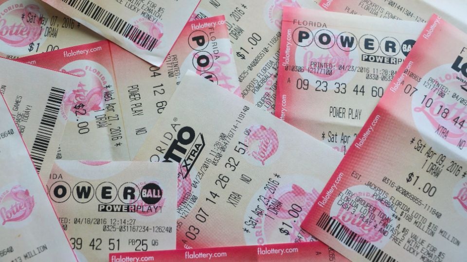 Женщина со скуки купила лотерейные билеты и выиграла миллион долларов