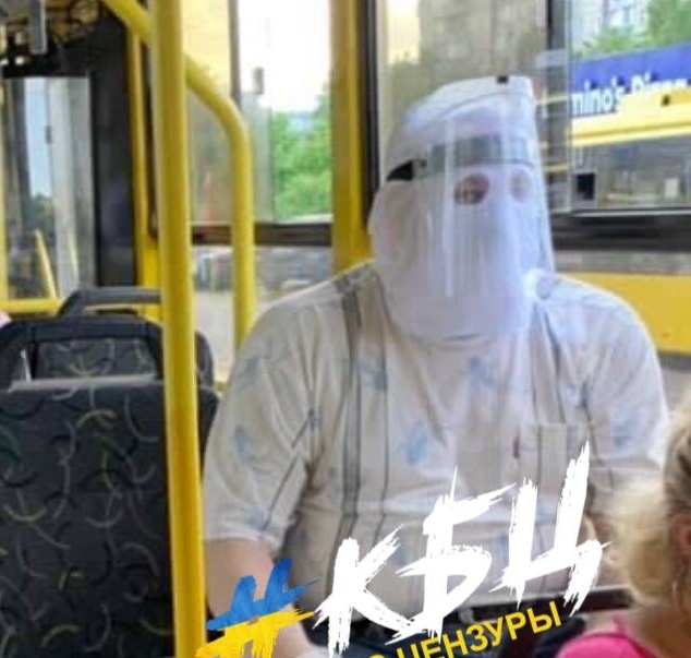 В киевской маршрутке заметили мужчину в необычном антикоронавирусном "шлеме"