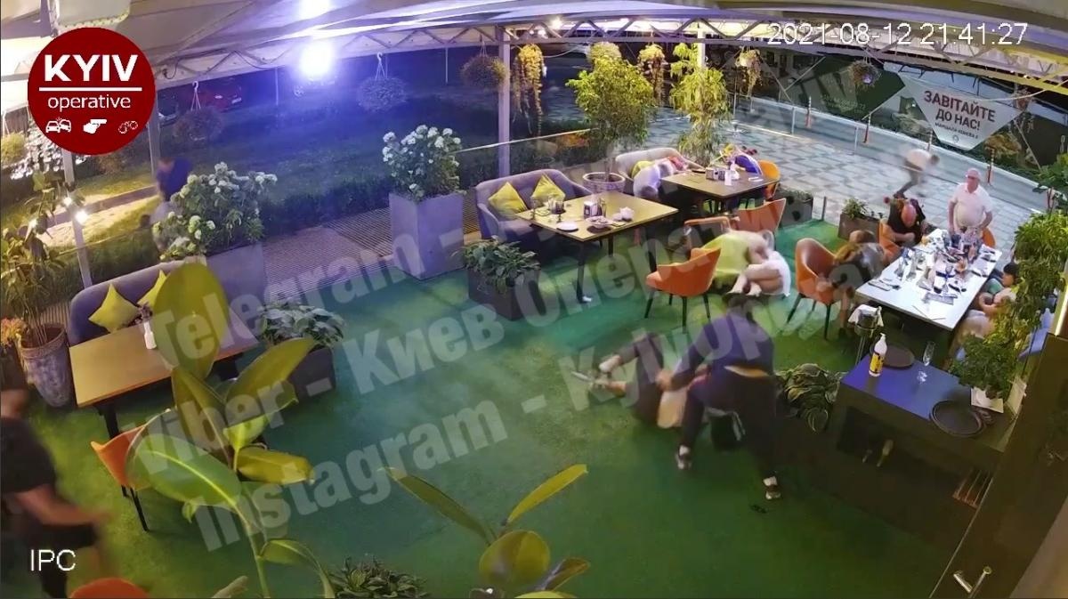 Обнародовано видео перестрелки в киевском ресторане