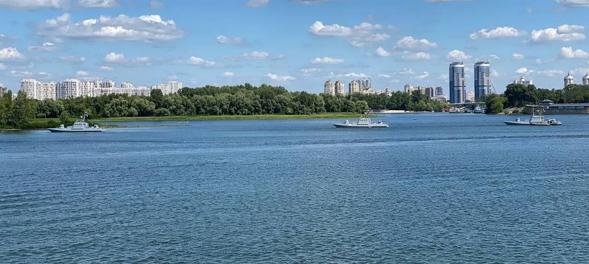 В Киев по Днепру пришли боевые катера: что происходит