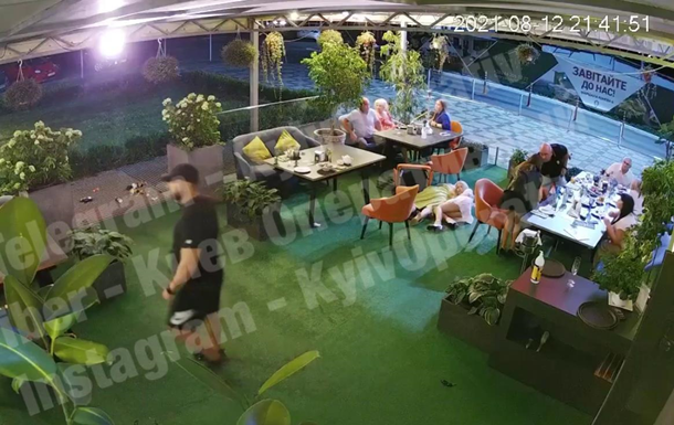 Появились кадры стрельбы в киевском ресторане