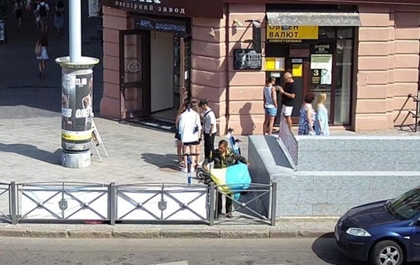 В Одессе мужчина хотел украсть флаг Украины