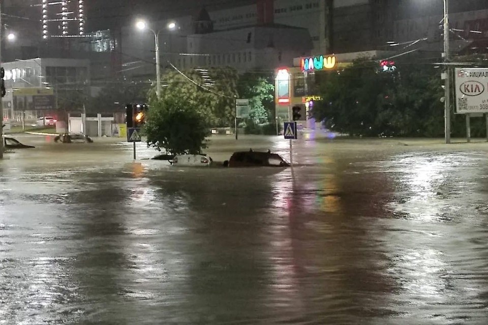 В ночь с воскресенья на понедельник Новороссийск затопил сильнейший ливень