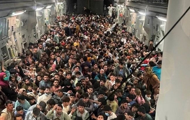 Американский Boeing при вывозе беженцев из Афганистана побил рекорд