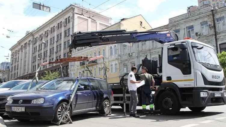 В Киеве прекращена эвакуация авто на штрафплощадки