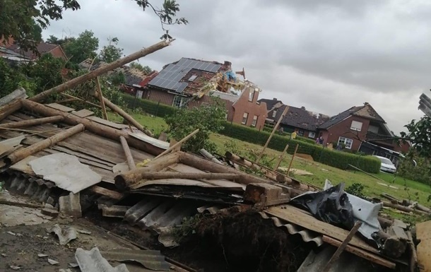 В Германии мощный торнадо повредил десятки домов