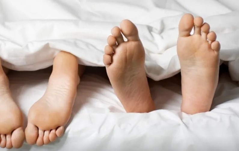 Ноги во время сна должны выглядывать из-под одеяла – медики