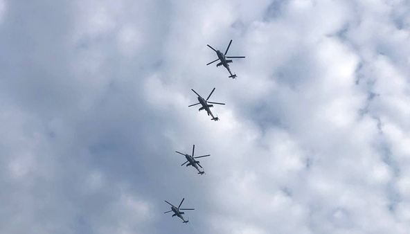 "Выглядит как начало войны миров": репетиция авиапарада на фоне пасмурного неба