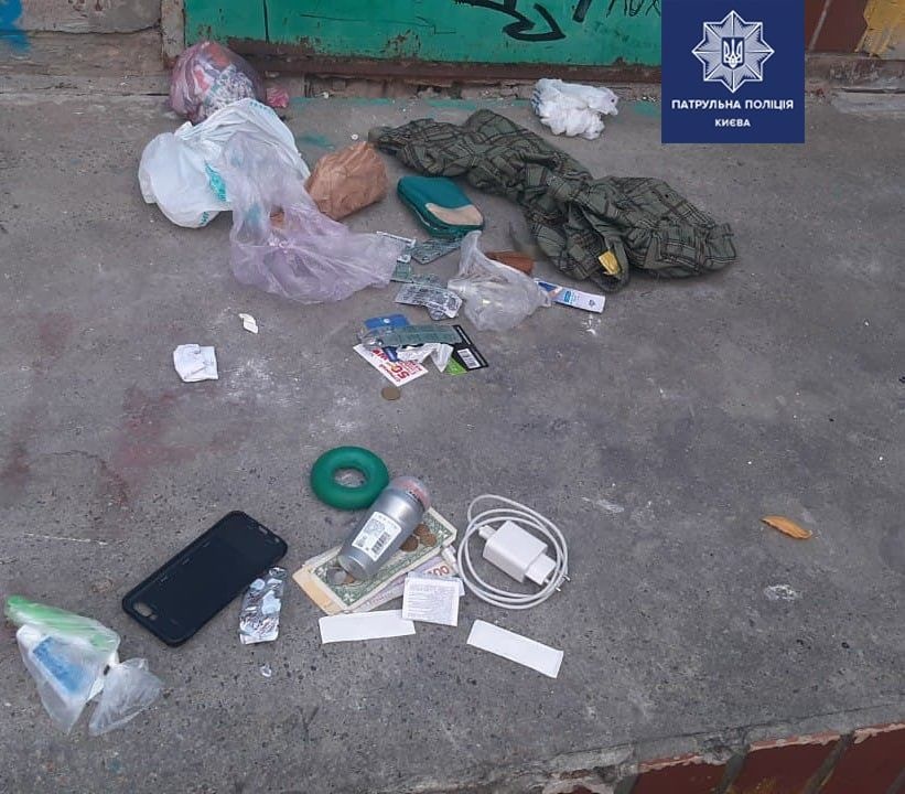 В Киеве трое мужчин напали на прохожего, избили и забрали рюкзак