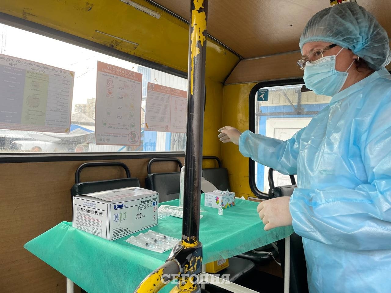 В Киеве желающих начали вакцинировать от COVID-19 в грязных маршрутках