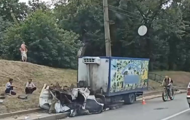 В Харькове у грузовика на ходу оторвало кабину, водителя зажало в салоне