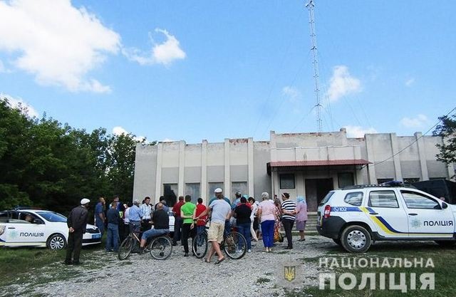 На Хмельнитчине целое село собралось, чтобы повалить вышку мобильной связи