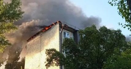 В Киеве горит крыша хрущевки