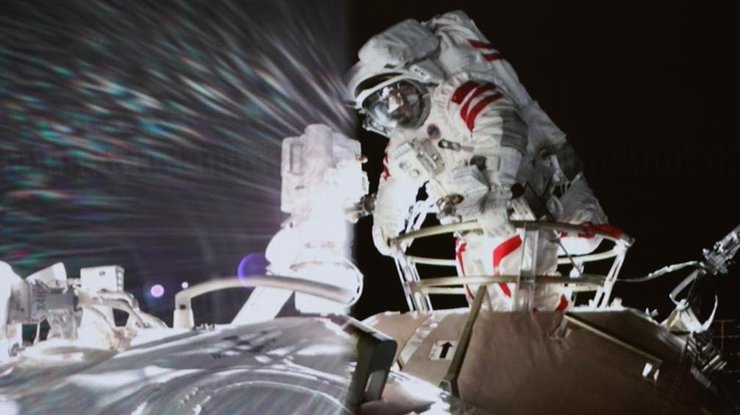 Китайские астронавты "прогулялись" по космосу