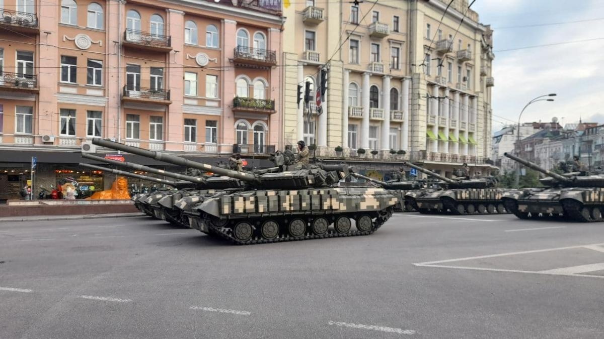В Киеве водитель специально наехал на патрульного во время репетиции парада