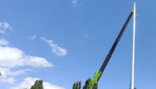 В Ужгороде накренился 30-метровый флагшток, установленный к празднику