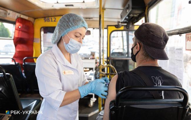 За сутки в Украине сделали еще более 71 000 прививок от COVID-19