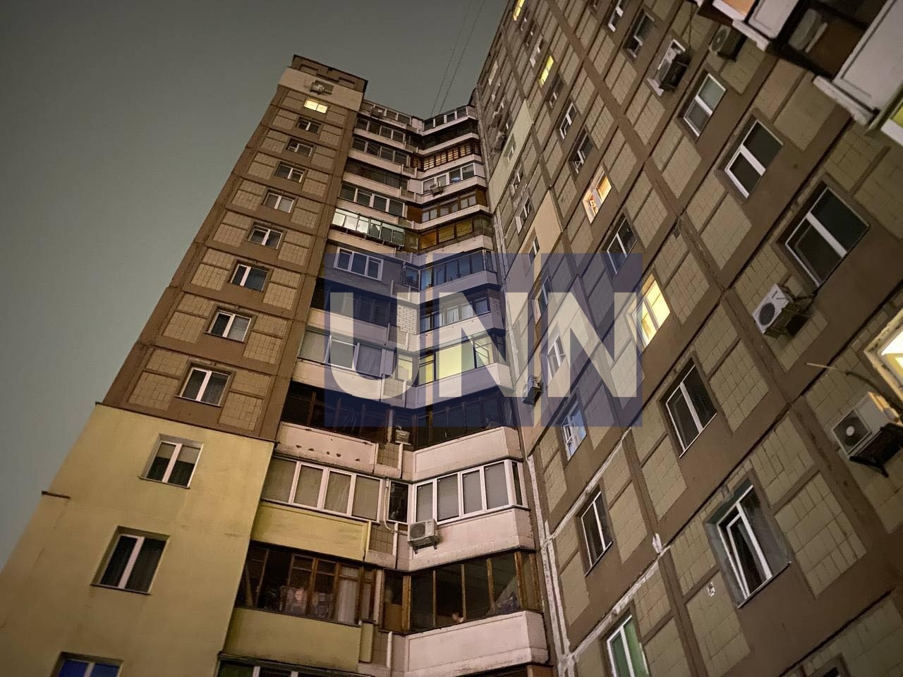В ночь на среду в Киеве женщину выбросили с балкона многоэтажки