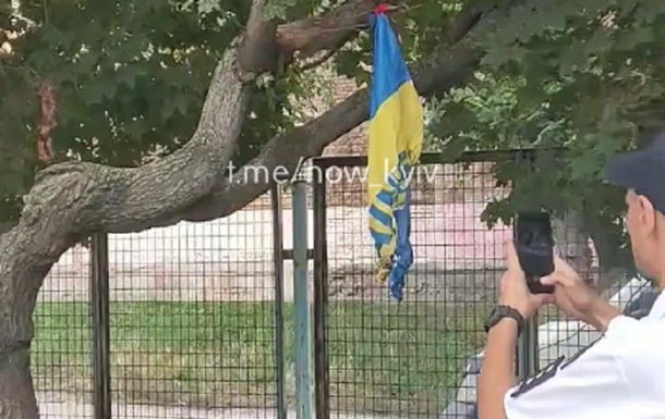 В Киеве подростки подожгли украинский флаг