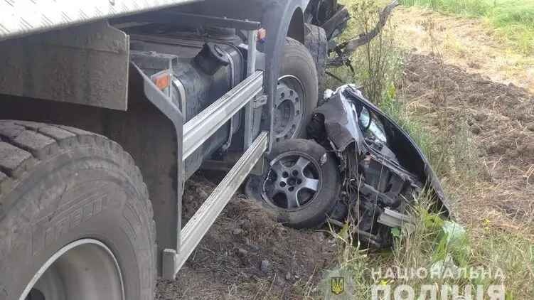 Под Винницей грузовик полностью раздавил легковушку, погибли три человека