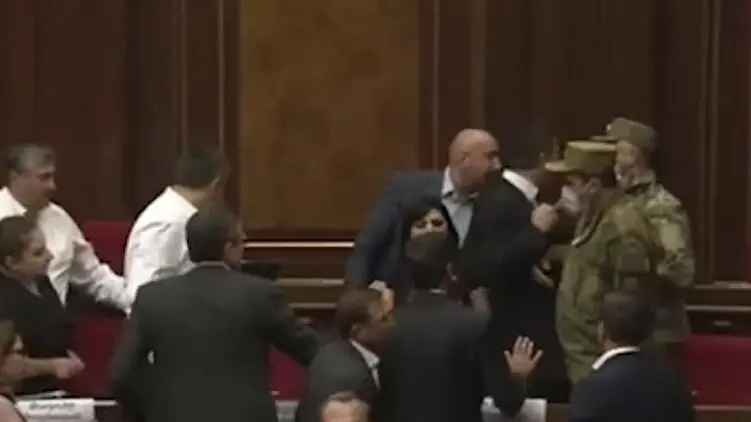 В армянском парламенте депутаты устроили драку