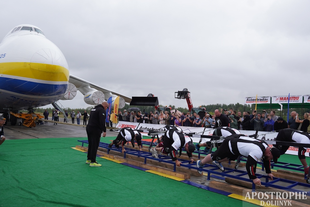 Украинские спортсмены побили мировой рекорд по перетягиванию самолета "Мрия"