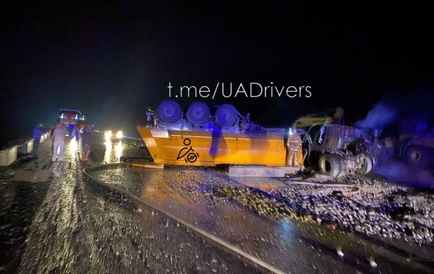После ДТП грузовик заблокировал движение на трассе Киев-Харьков