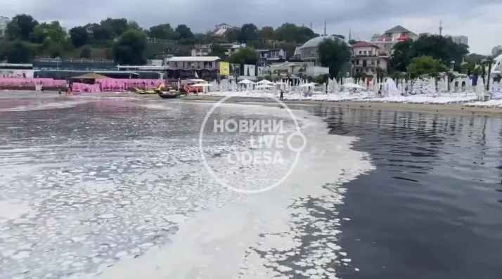 Море в Одессе покрылось неизвестной белой субстанцией